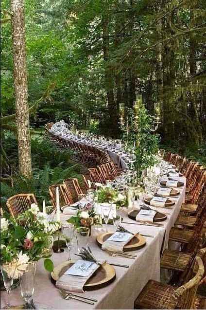 i would like to have one or two continous tables like this. the wood plates/ or gift idk how all wou