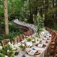 i would like to have one or two continous tables like this. the wood plates/ or gift idk how all wou