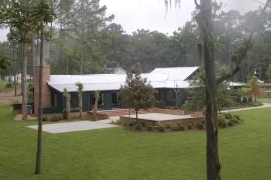 Can I get some venue / dress porn?