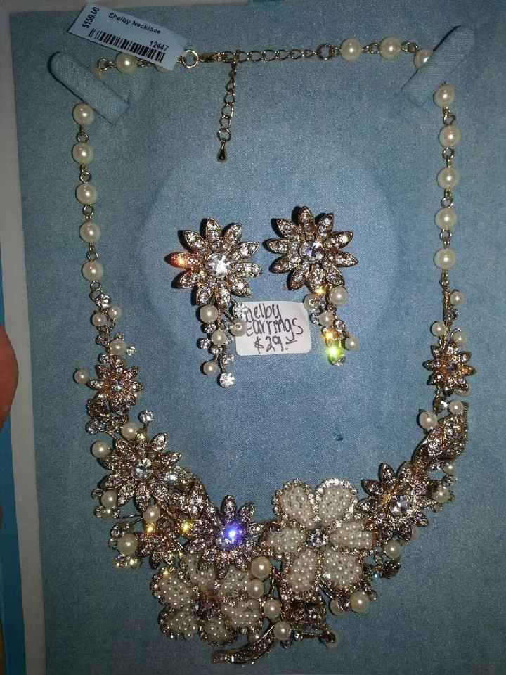 What accessories are you using:Earrings/Necklace/Bridal hairclip etc, please show me! Need inspirati