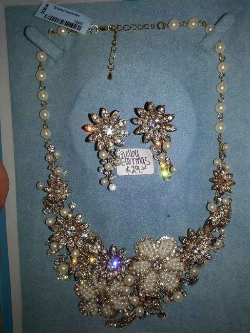 What accessories are you using:Earrings/Necklace/Bridal hairclip etc, please show me! Need inspirati