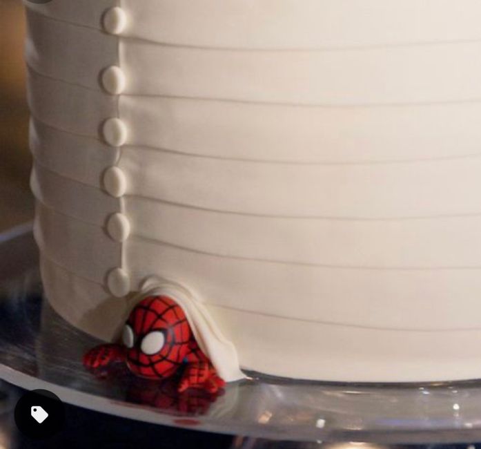 Give me ideas for grooms cake super hero theme Batman or Spiderman 6