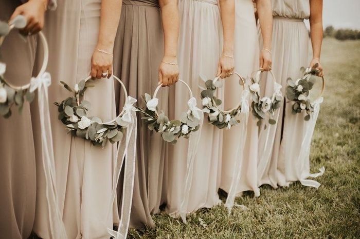 Do bridesmaids need bouquets? 1