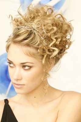 Hairstyle for my sister (bridesmaid)???