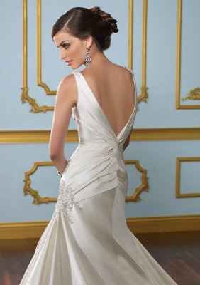Undergarment challenged bride needs your help