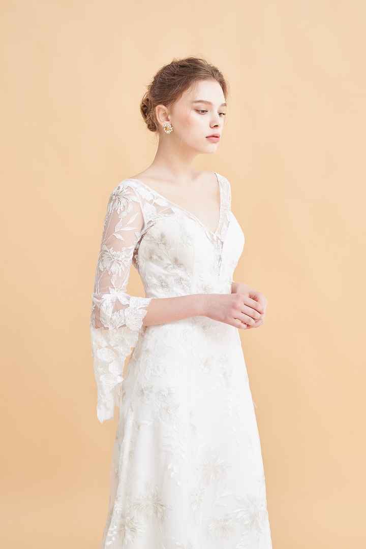 Vintage lacy dress for pre-wedding photoshoot - 2