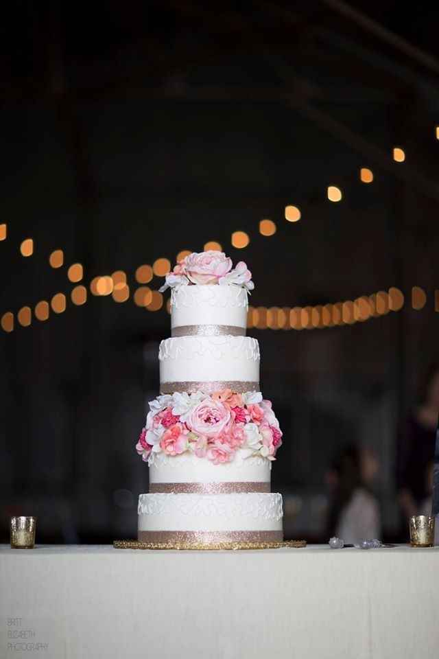 Wedding Cake - flowers or no?