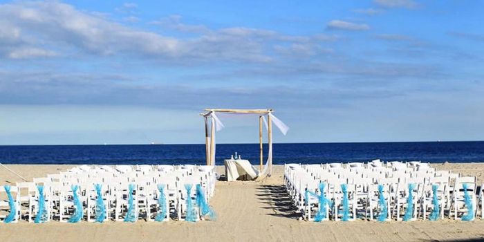 https://www.wedding-spot.com/venue/1852/McLoones-Pier-House/