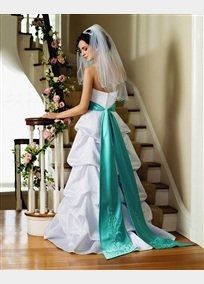 What does your dress look like? Post pics or give style number. I want to know what the trend is!
