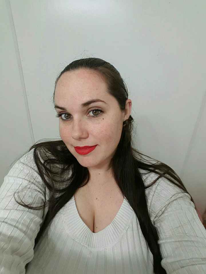 Show me your red lips!