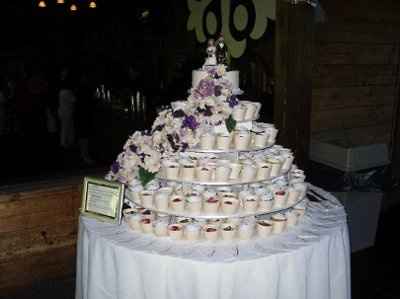 ATTN: Brides having cupcakes instead of cake...