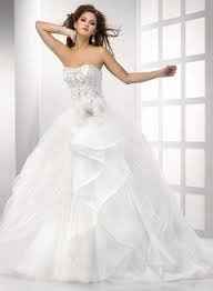 Having a masquerade wedding need ideas for a cake and what to serve