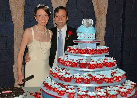 Cupcakes vs Wedding Cake
