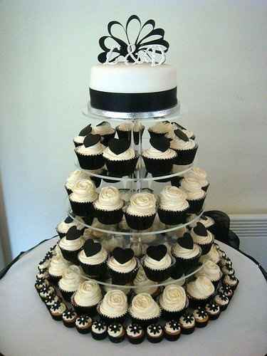 Cupcakes vs Wedding Cake