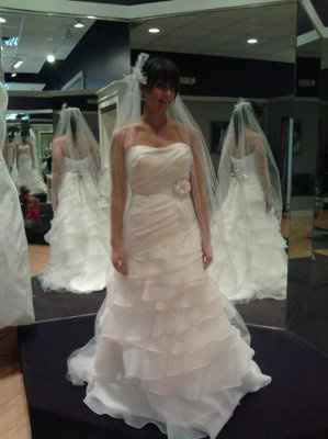 WEDDING DRESS:) (pics)