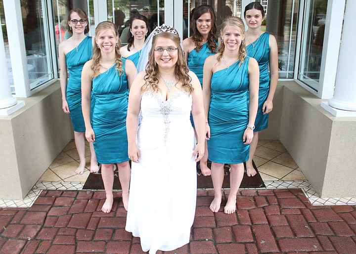 I dont want my wedding to look tacky, color advice please!