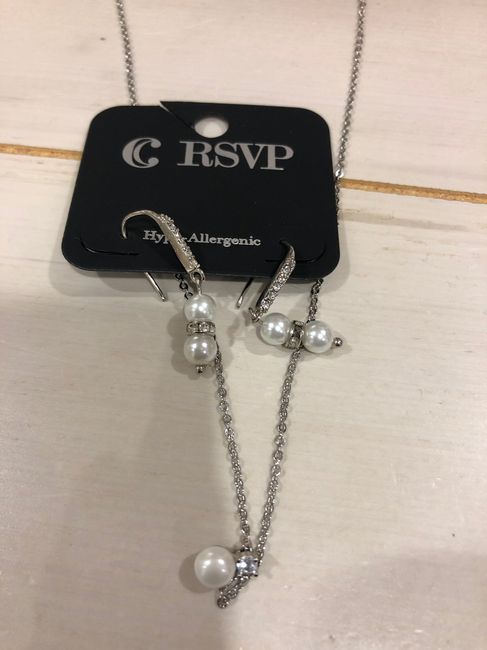 Need opinions! What necklace/earring set is a good choice(if any)? 7