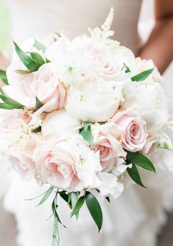 Cascading vs. Round Bouquet. Why did you pick one or the other?