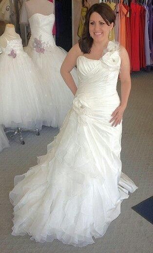 Size 12 - 14 Brides, post your dresses or you in them!!!