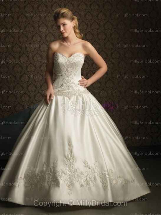 Coordinating Bridesmaids Dresses and Wedding Gown