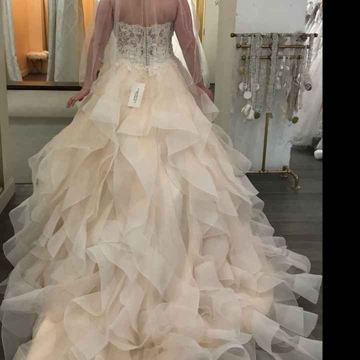 Who has/is going to wear a non-white wedding dress? - 1