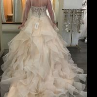 Who has/is going to wear a non-white wedding dress? - 1