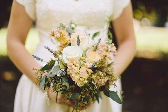 Flowers that go with white camo dress