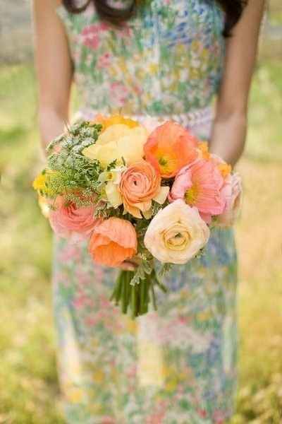 Flowers that go with white camo dress