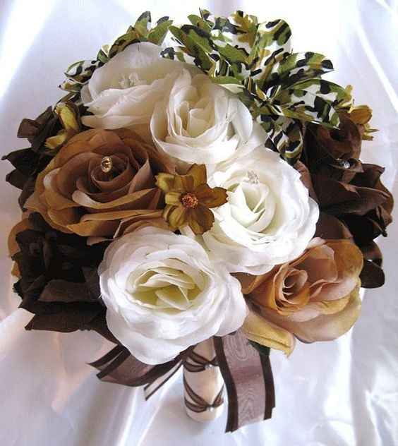 Flowers that go with white camo dress