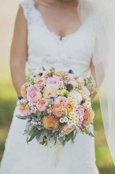 Flowers that go with white camo dress