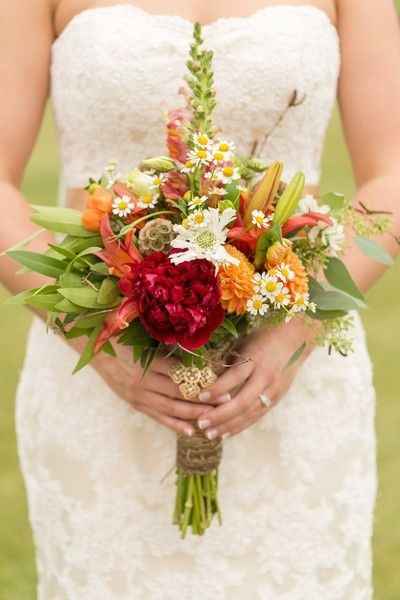 Flowers that go with white camo dress