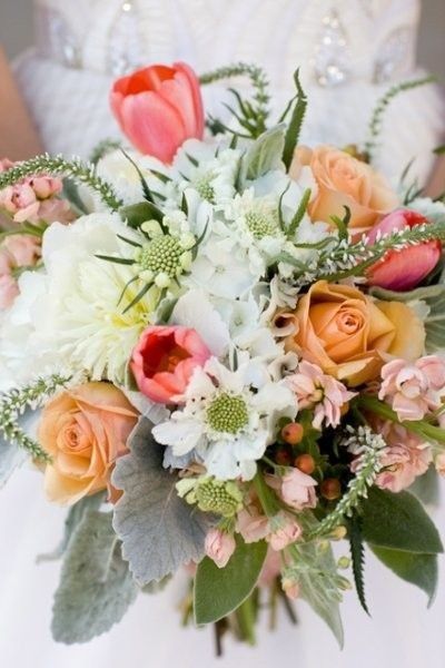 Flowers that go with white camo dress