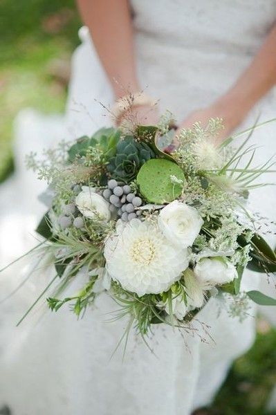 Flowers that go with white camo dress