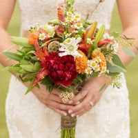 Flowers that go with white camo dress