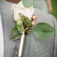 Flowers that go with white camo dress