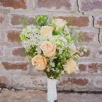 Flowers that go with white camo dress