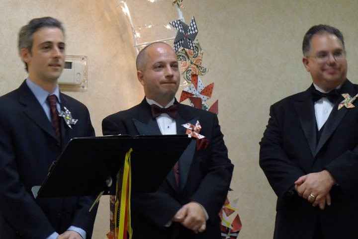 Does the officiant wear a boutonniere?
