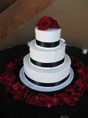 it's my fav part of the wedding... Show me your Cake Inspiration!