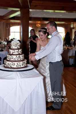 Sad Vent: bouquet & top layer of the cake destroyed