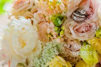 Sad Vent: bouquet & top layer of the cake destroyed