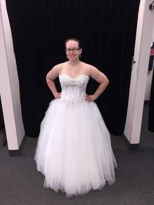 Wedding dresses for short curvy girls