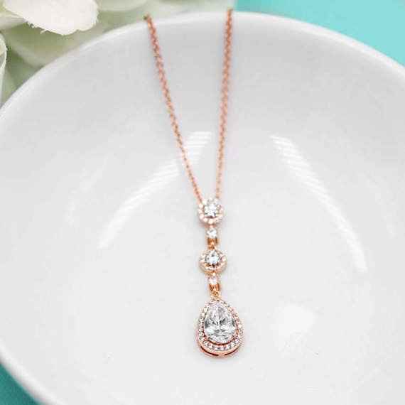 What kind of necklace with my dress??