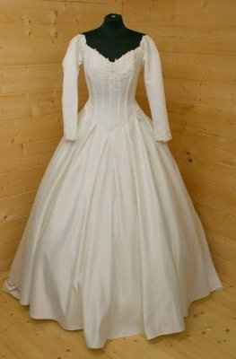 What does your dress look like? Post pics or give style number. I want to know what the trend is!