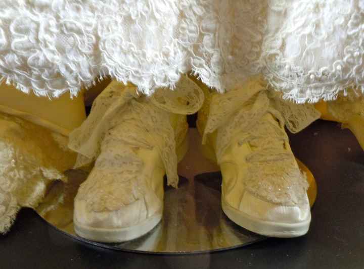 Has anyone else worn flats or Kate Spade Glitter Keds for their wedding?