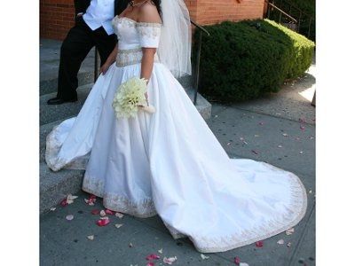 Does a dress like this exist??  (no China *ADVERTISERS*, PLEASE)