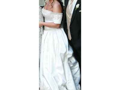 Does a dress like this exist??  (no China *ADVERTISERS*, PLEASE)