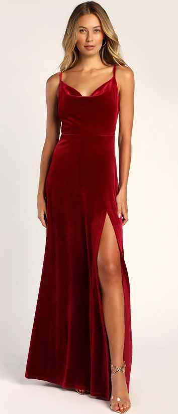 Black Nails for Fall Engagement Photos? - 2