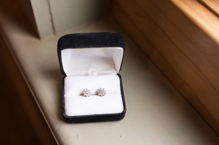 What style earrings are you wearing with your wedding dress? - 1