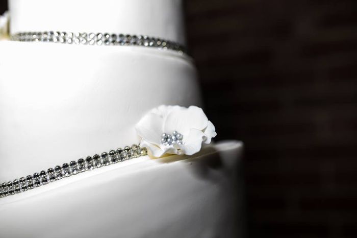 Icing flowers vs. real flowers for cake 3