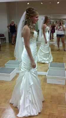 Final dress fitting and hair trail :) **pics included**